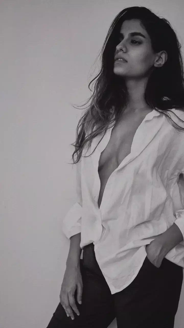 द फैमिली मैन की इस एक्ट्रेस ने कराया बेहद बोल्ड फोटोशूट, Hot फोटो देख फैंस हुए क्लीन बोल्ड