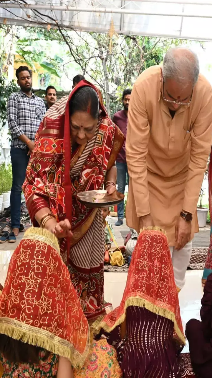 CM भूपेश बघेल और उनकी धर्मपत्नी मुक्तेश्वरी बघेल ने आज रामनवमी के मौके पर किया कन्या पूजन
