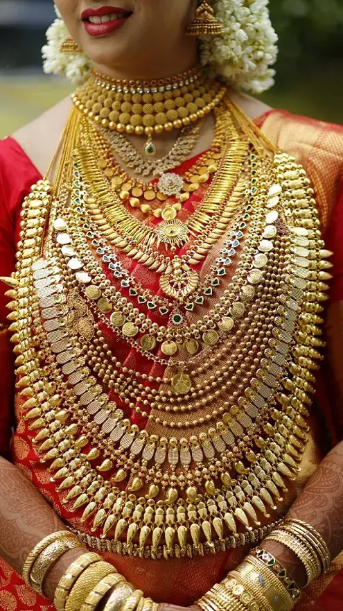 Gold Price Today 12 April : सोने और चांदी के रेट में आई कमी, सोना 400 रु हुआ काम, जाने आज का सोना का रेट