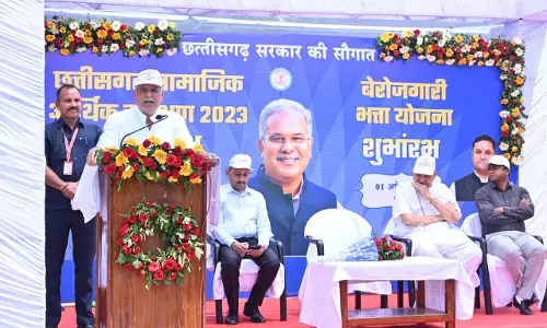 Chhattisgarh Berojgari Bhatta News सीएम भूपेश बघेल ने चार युवाओं को सौंपा बेरोजगारी भत्ता स्वीकृति आदेश... जानें कौन हैं चारों युवा