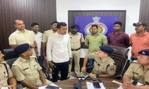 CG News-मर्डर खुलासाः देशी पौवा खरीदा, श्मशान घाट में साथ बैठकर दोनों भाईयों ने पी शराब, फिर छोटे भाई ने थर्माकोल कटर से काट दिया गला...