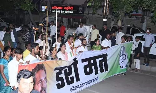 लोकतंत्र की मशाल थामकर शांति मार्च : राहुल गांधी की सदस्यता खत्म करने के विरोध में मशाल लेकर निकले कांग्रेसी दिग्गज, कहा – डरो मत