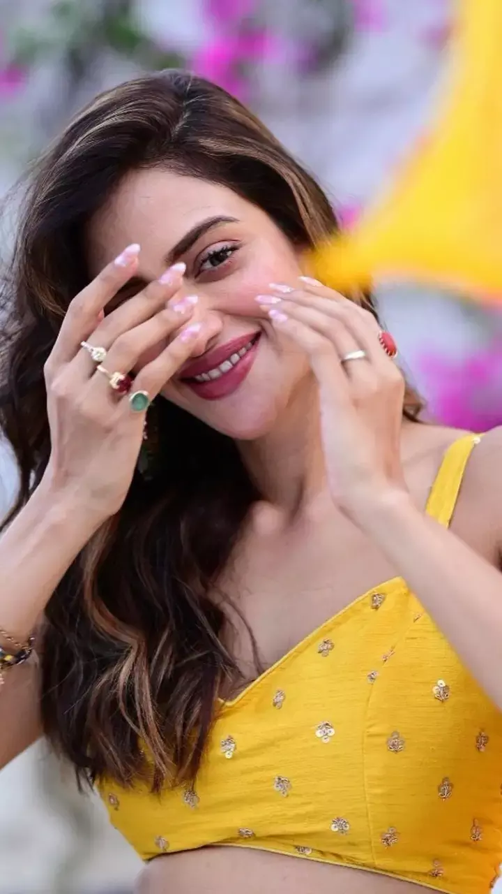 TMC संसद नुसरत जहाँ ने हॉट टॉप पहन दिए बोल्ड पोज, कातिलाना रूप देख दिल हार बैठे फैंस