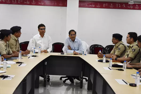 Raipur IG Ajay Yadav: IG की फटकार: राजधानी में चाकूबाजी की घटनाओं पर भड़के आईजी अजय यादव, कहा - पैसे लेकर एफआईआर की शिकायतें आ रहीं Raipur IG Ajay Yadav: IG की फटकार: राजधानी में चाकूबाजी की घटनाओं पर भड़के आईजी अजय यादव, कहा - पैसे लेकर एफआईआर की शिकायतें आ रहीं