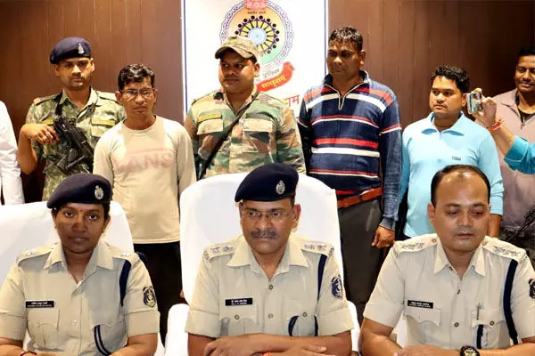 CG Kawardha News-ऐसे बनाया मौत का होम थिएटर : प्रेमिका और उसके पति को उड़ाने इलेक्ट्रिशियन ने पटाखे के बारूद, पेट्रोल और अमोनियम नाइट्रेट से बनाया विस्फोटक, स्विच ऑन होते ही ब्लास्ट... CG Kawardha News-ऐसे बनाया मौत का होम थिएटर : प्रेमिका और उसके पति को उड़ाने इलेक्ट्रिशियन ने पटाखे के बारूद, पेट्रोल और अमोनियम नाइट्रेट से बनाया विस्फोटक, स्विच ऑन होते ही ब्लास्ट...
