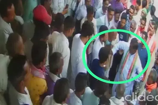 CG Ambikapur News: कांग्रेस विधायक बृहस्पत सिंह ने सहकारी बैंक के कर्मचारियों को लगाए थप्पड़, VIDEO वायरल, नेताम ने कहा – विक्षिप्त हैं... CG Ambikapur News: कांग्रेस विधायक बृहस्पत सिंह ने सहकारी बैंक के कर्मचारियों को लगाए थप्पड़, VIDEO वायरल, नेताम ने कहा – विक्षिप्त हैं...