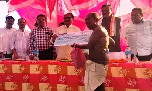 Balrampur news: मुख्यमंत्री की पहल से बलरामपुर जिले के किसानों की वर्षों से लंबित भू-अर्जन मुआवजा राशि मिली