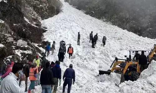 खाई में गिरी बस, 6 पर्यटकों की मौत, बर्फ के बीच 150 लोग फंसे, रेस्क्यू जारी