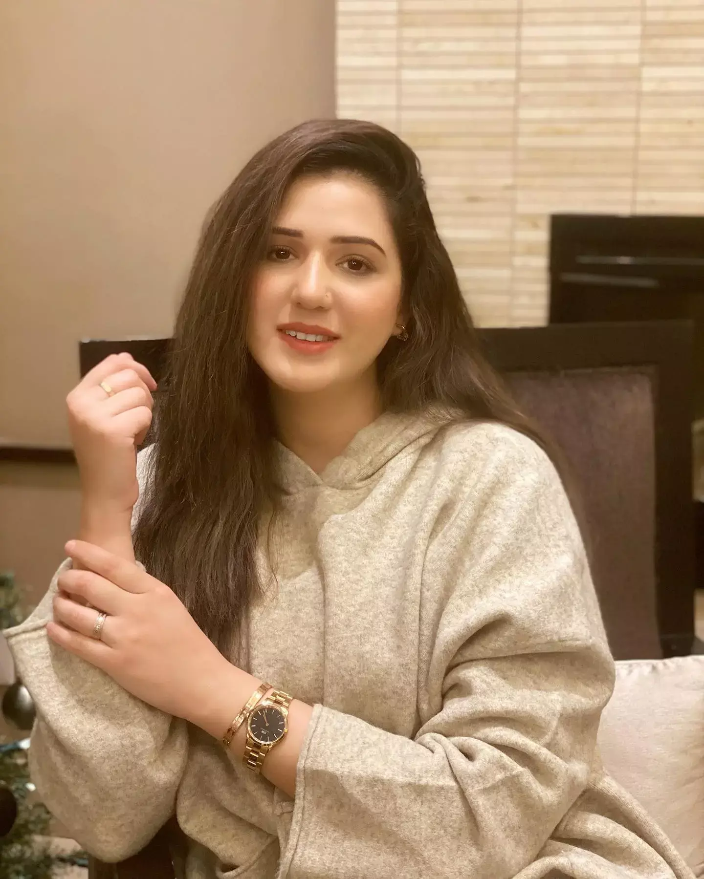बेहद हॉट है बादशाह की GF ईशा रिखी, हॉटनेस में देती है बड़ी-बड़ी एक्ट्रेस को मात