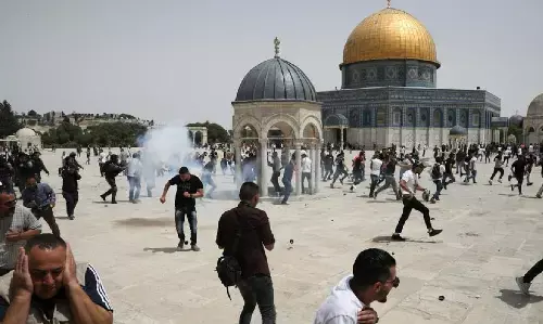 Al-Aqsa Mosque Attack: येरूशलम के अल अक्सा मस्जिद मस्जिद में इजरायली सेना ने नमाजियों पर किया हमला, हमास  ने दागा रॉकेट्स, युद्ध की आशंका