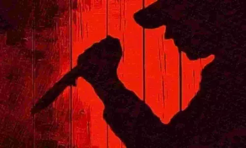 Azamgarh Crime News: फोन न उठाने पर आजमगढ़ में पति ने मारा चाकू, जाने क्या है पूरा मामला