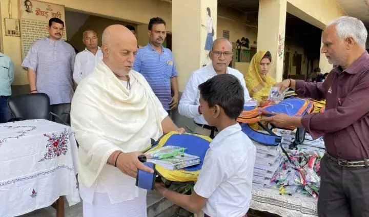 Sarveshvari Samooh News: शिक्षा का उद्देश्य मनुष्य में नैतिक और चारित्रिक विकास-बाबा संभव राम, विद्यार्थियों में स्कूल किट का वितरण...