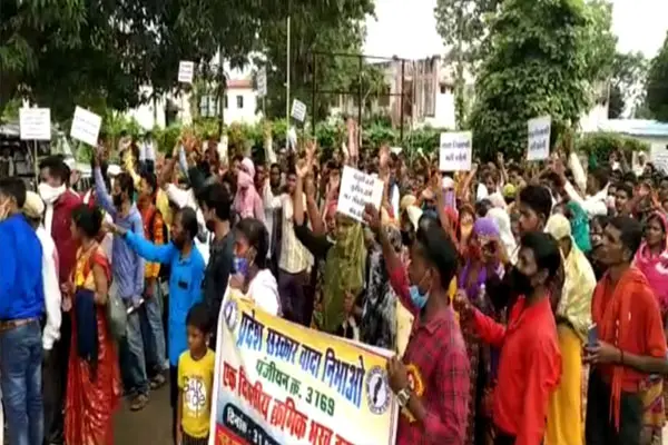 बड़ी खबर: स्कूलों के सफाई कर्मी देंगे इस्तीफा, नियमितीकरण की मांग पर आंदोलन पर हैं 43301 सफाई कर्मी...