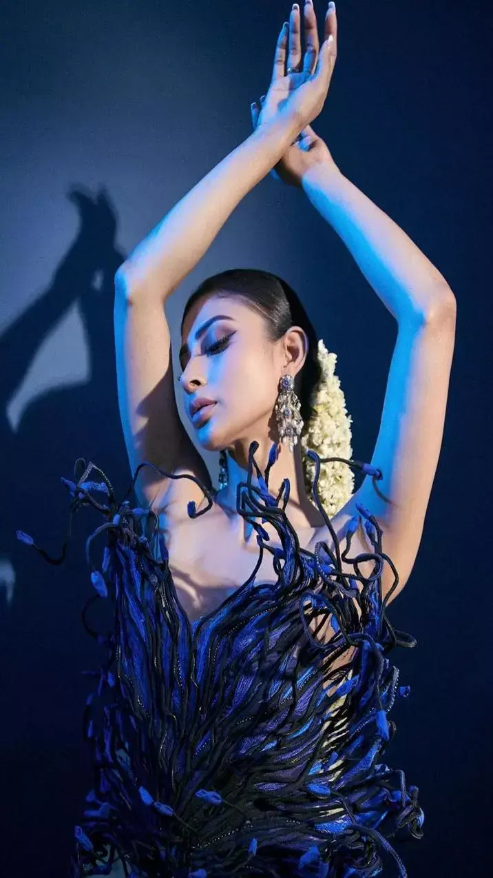 ब्लू वन पीस में क़यामत लग रही मौनी रॉय ,फैंस बोले...मोरनी लग रही हो