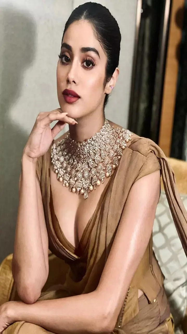 जाह्नवी ने दिखाया खूबसूरती का ऐसा रंग दिल खो बैठेंगे आप!