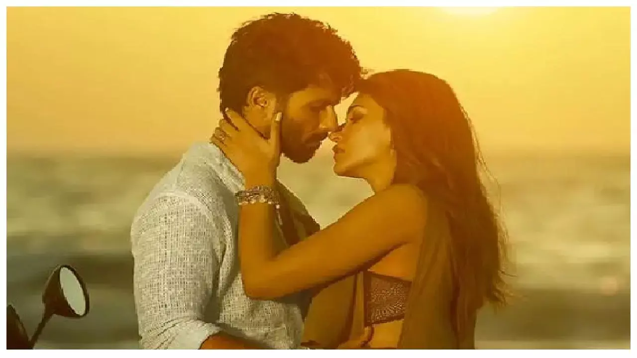 Shahid Kapoor-Kriti Sanon: शाहिद कपूर के प्यार में डूबीं एक्ट्रेस कृति सेनन, समंदर किनारे एक-दूसरे को करते दिखे Kiss...रोमांटिक तस्वीरें वायरल...