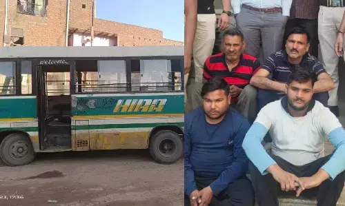 Delhi News: दिल्ली में बस में लूटपाट, 16 यात्रियों को बनाया बंधक, जानिए पूरा मामला