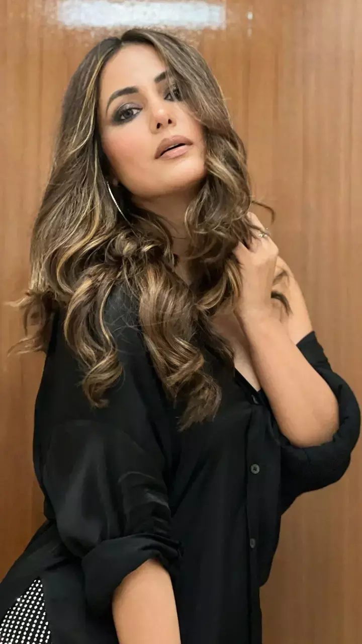 ब्लैक शर्ट में बोल्ड हुई हिना खान, फोटोशूट के लिए खोल दिए बटन, तस्वीरें देख हो जायेंगे दीवाने