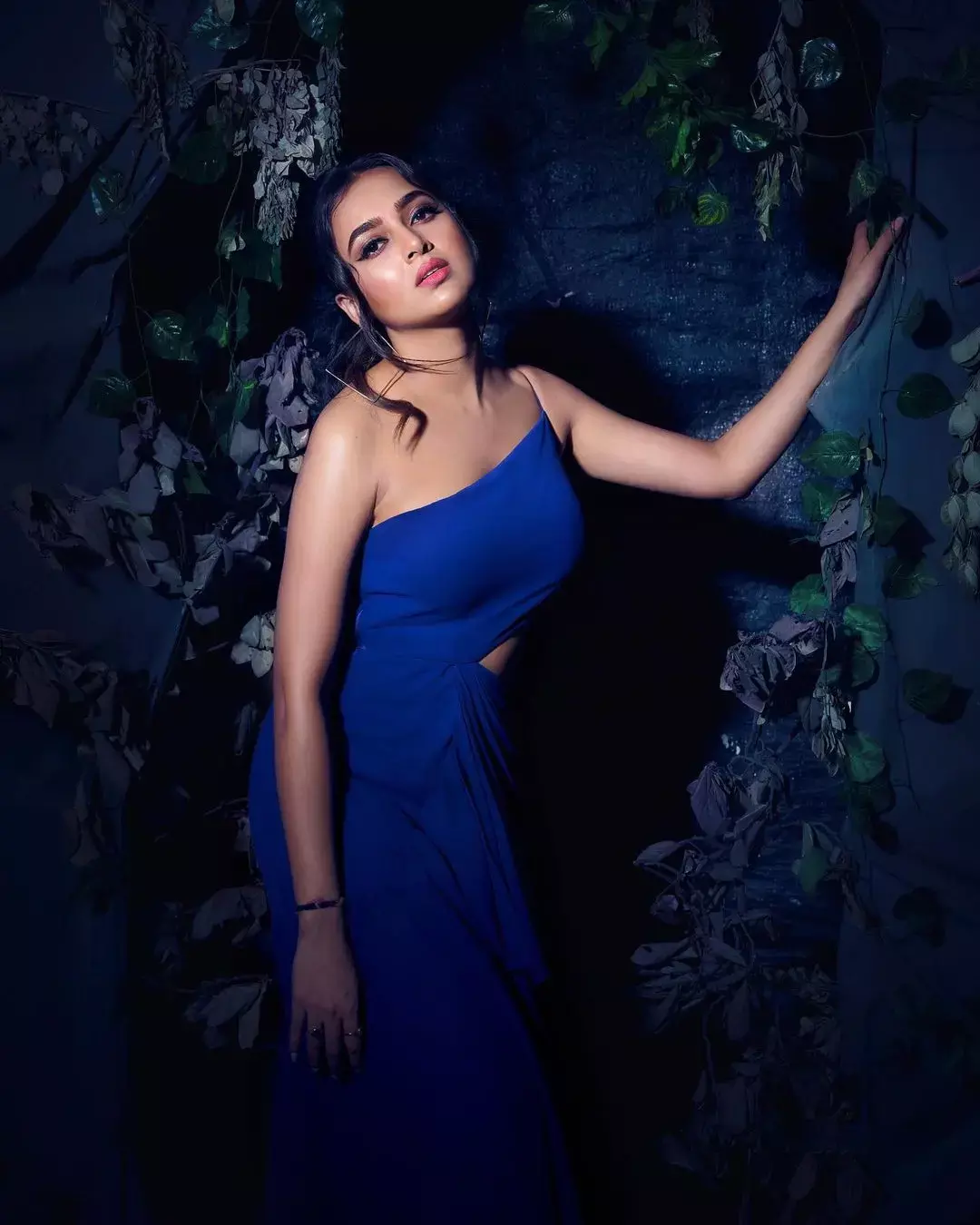 Tejasswi Prakash ने कट-आउट गाउन पहन दिए ऐसे खूबसूरत पोज, दिलकश पिक्स देख हो जायेंगे आशिक़ आवारा