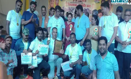 Chhattisgarh collector: पैरों में कलेक्टर: छत्तीसगढ़ में कलेक्टर की गरिमा हुई शर्मसार, विधायक और मेयर के पैरों में बैठ गए कलेक्टर