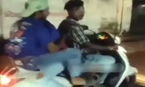 Raipur Scooty Romance Viral: युवक-युवती ने चलती स्कूटी पर की गंदी हरकत, पुलिस ने काटा 12500 का चालान, अब मांग रहे माफी....