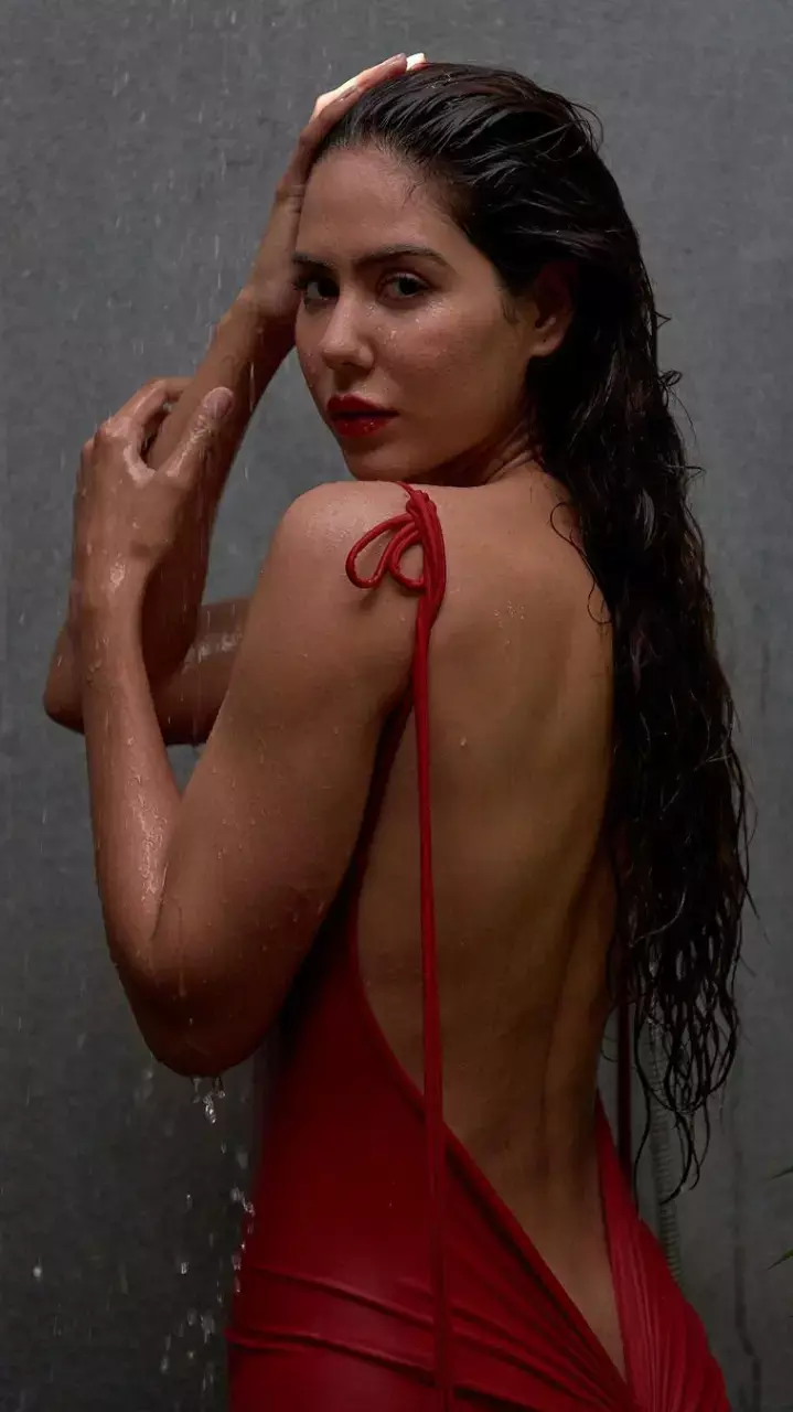 सोनम बाजवा ने बाथरूम में फोटोग्राफर को बुलाया, फिर देखिये क्या हुआ