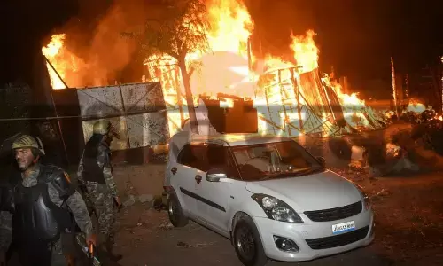 Jamshedpur Violence: जमशेदपुर में भड़की हिंसा, धार्मिक झंडे के अपमान पर दो गुटों के बीच पथराव और आगजनी