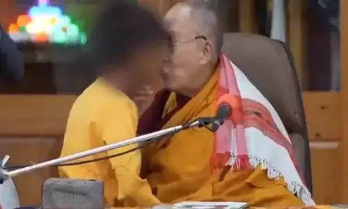 Dalai Lama Kiss Controversy: दलाई लामा पर लगा यौण शोषण का आरोप! बच्चे के होठ चूमना और जीभ चूसने को कहा था, देखिये वीडियो