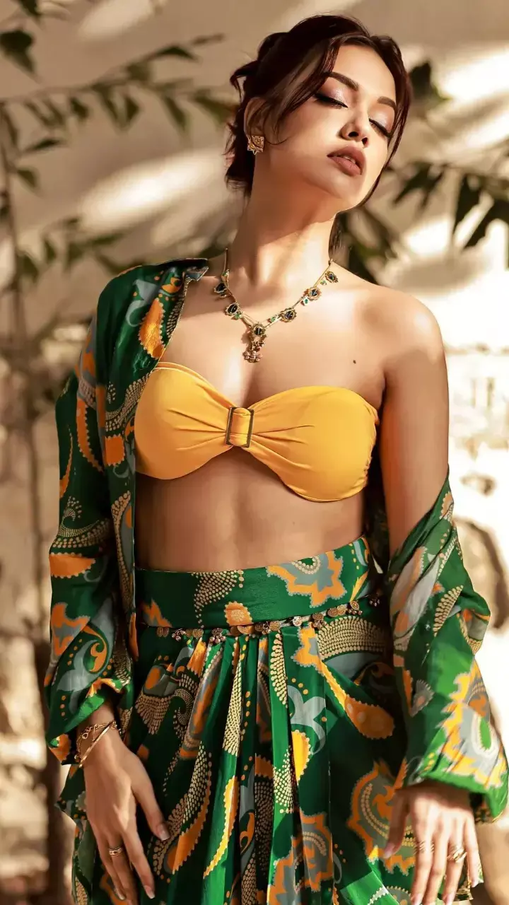 दिव्या अग्रवाल ने हॉट ब्रालेट पहन कर शेयर की ऐसी फोटो, हॉटनेस देख खो गए फैंस