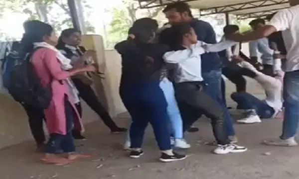 Ambikapur College girl fighting News: कॉलेज में भिड़े छात्राओं के दो गुट, जमकर चले लात-घूंसे और थप्पड़, देखें वीडियो