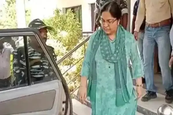 IAS Pooja Singhal : मनी लॉड्रिंग केस में आईएएस पूजा सिंघल का स्पेशल कोर्ट में सरेंडर, न्यायिक हिरासत में भेजी गईं