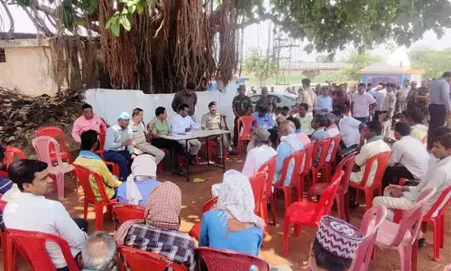 Bemetara Violence News: आईजी-कलेक्टर ने ली शांति समिति की बैठक, बिरनपुर घटना पर समाज प्रमुख और ग्रामीणों ने की कड़ी निंदा...