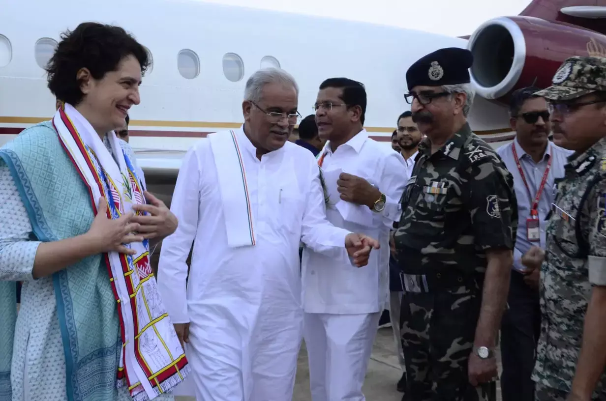 Priyanka Gandhi in Bastar ब्रेकिंग न्यूज : बस्तर पहुंची प्रियंका गांधी, सीएम और पीसीसी अध्यक्ष ने किया स्वागत, कुमारी सैलजा और राज्यसभा सांसद राजीव शुक्ला भी हैं साथ