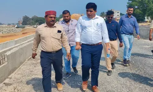 Bilaspur News: निर्माण कार्यों में देरी से भड़के एमडी दुदावत ने दो इंजीनियरों को थमाया नोटिस, ठेकेदार को अल्टीमेटम...