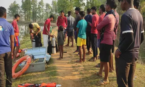 Jagdalpur News: दर्दनाक घटना, मधुमक्खियों के हमले से बचने पिता-पुत्र तालाब में कूदे, दोनों की डूबने से मौत