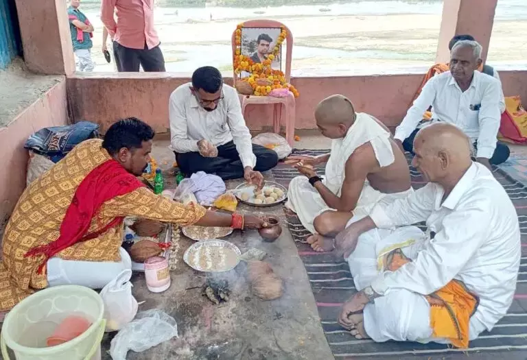 Biranpur Violence पुलिस सुरक्षा में अस्थि विसर्जन : बिरनपुर हिंसा में मारे गए भुनेश्वर साहू की अस्थियों का राजिम में विसर्जन, सांसद और समाज के लोग भी पहुंचे
