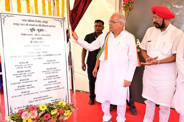 राजधानी की सड़कें अब और दिखेगी चकाचक: CM भूपेश ने 40 करोड़ रूपए की लागत से पांच प्रमुख सड़कों के सौंदर्यीकरण कार्य का किया शुभारंभ...