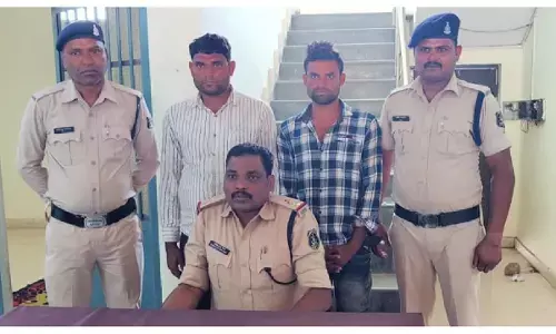 CG Bilaspur News: छत्तीसगढ़ में गैंगरेप- रिश्तेदारों ने पति को शराब पिला विवाहिता से किया दुष्कर्म, नाबालिक समेत तीन आरोपी गिरफ्तार...