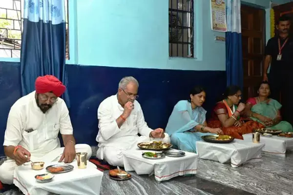 Bhent-Mulakat-CM भूपेश ने मुनगा-बड़ी, जिमी कांदा, लाल भाजी का लिया स्वाद...भेंट मुलाकात के दौरान आंगनबाड़ी सहायिका के घर भोजन करने पहुंचे