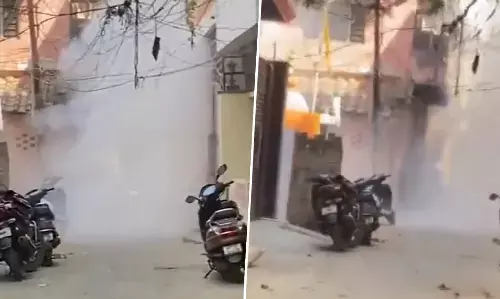 Prayagraj News: प्रयागराज में धमाका, अतीक अहमद के वकील के घर के पास फेंका गया बम, पुलिस ने दिया ये अपडेट