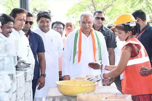 Raipur news: मलबे का प्रबंधन कर प्रोसेसिंग प्लांट के माध्यम से बना रहे चेकर टाइल्स, पेवर ब्लाक, मुख्यमंत्री ने की प्रशंसा