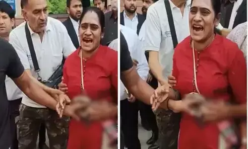 Saket Court Firing: कोर्ट परिसर में चली गोली, आरोपी ने महिला के उपर ताबड़तोड़ की फायरिंग, चार गोली लगी, गंभीर हालत में कराया गया भर्ती