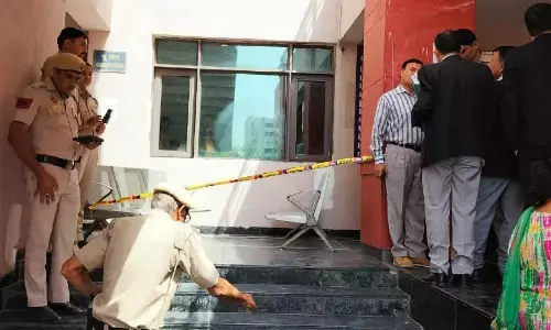 Saket Court Firing: दिल्ली के साकेत कोर्ट में दिनदहाड़े गोलीबारी, वकील की ड्रेस में हुए दाखिल, महिला पर चलाई ताबड़तोड़ गोलियां