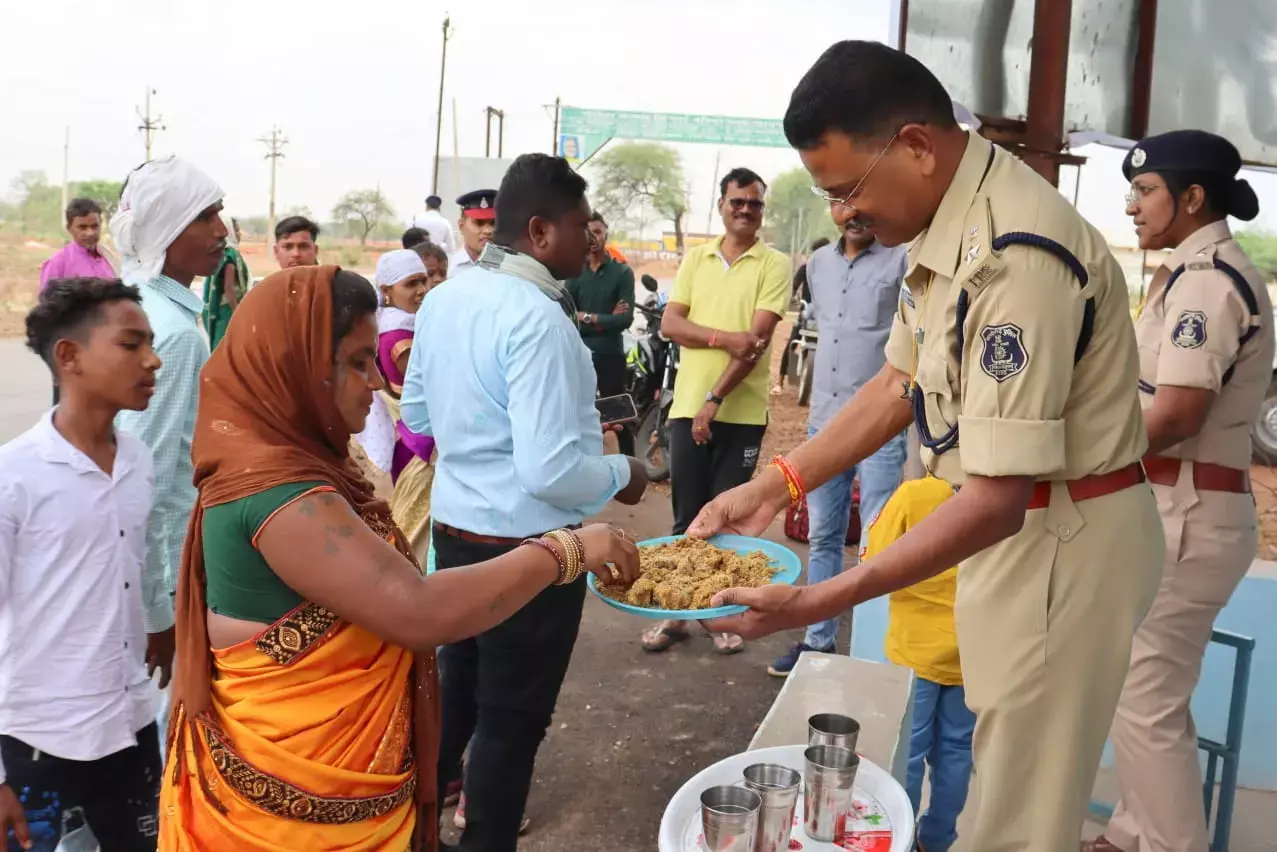 कवर्धा पुलिस की पहल : गर्मी में लोगों को मिलेगा मिट्टी के घड़े का ठंडा-मीठा पानी, साथ में गुड़, सभी थाने-चौकियों में खोले गए प्याऊ घर