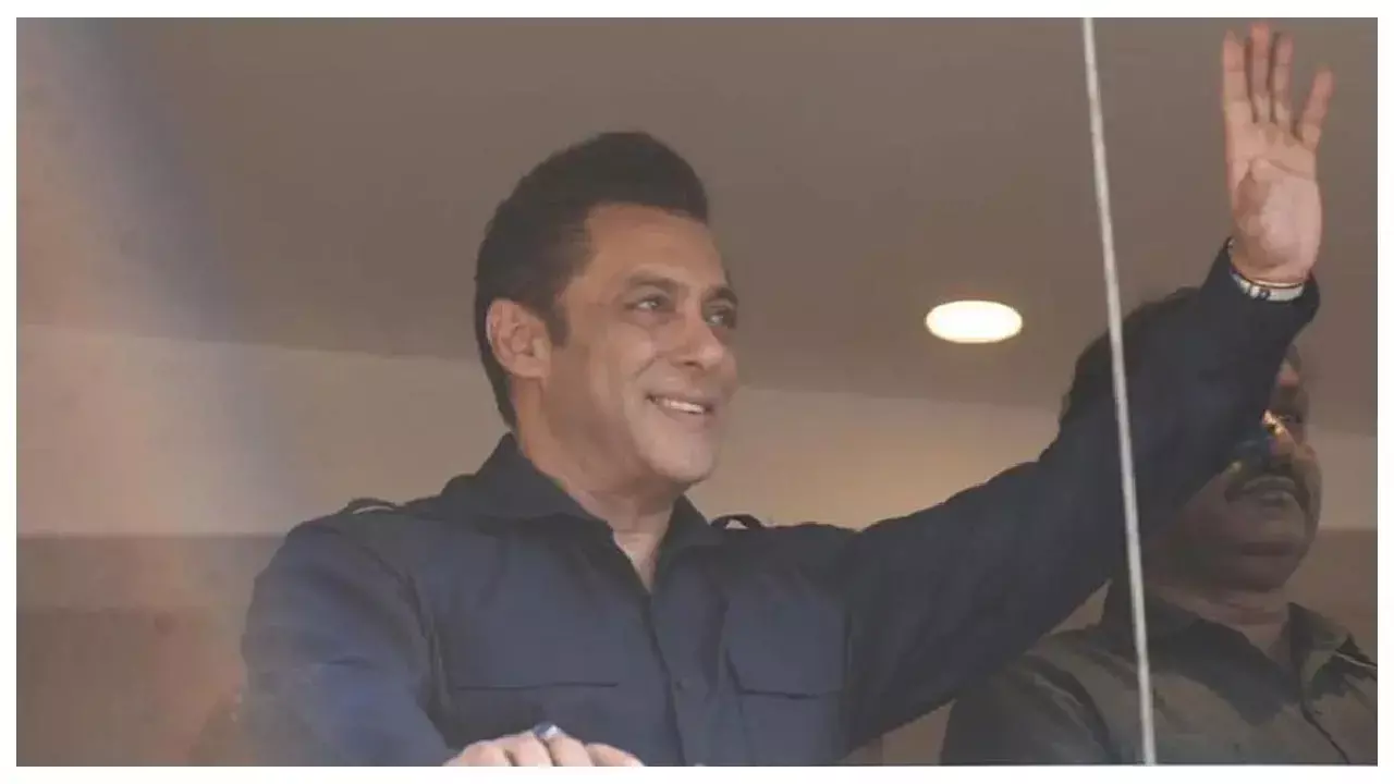 Salman Khan: बॉलीवुड भाई जान ने परिवार के साथ गजब अंदाज में मनाई ईद, सलमान खान का फैमिली तस्वीर वायरल...