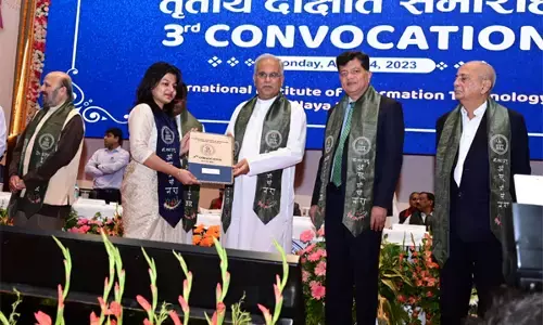 Raipur news : ट्रिपलआईटी रायपुर के दीक्षांत समारोह में मुख्यमंत्री ने विद्यार्थियों को मैडल तथा डिग्री प्रदान की