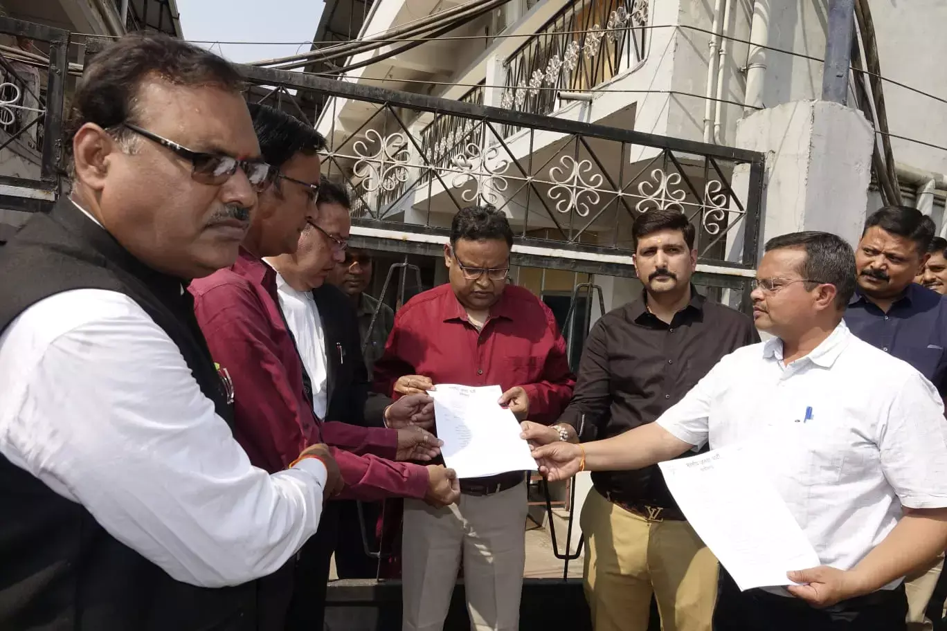 CG कांग्रेस विधायक के खिलाफ शिकायत : विधायक बृहस्पत सिंह के खिलाफ शिकायत लेकर ईओडब्ल्यू पहुंचे भाजपा नेता, एफआईआर की मांग
