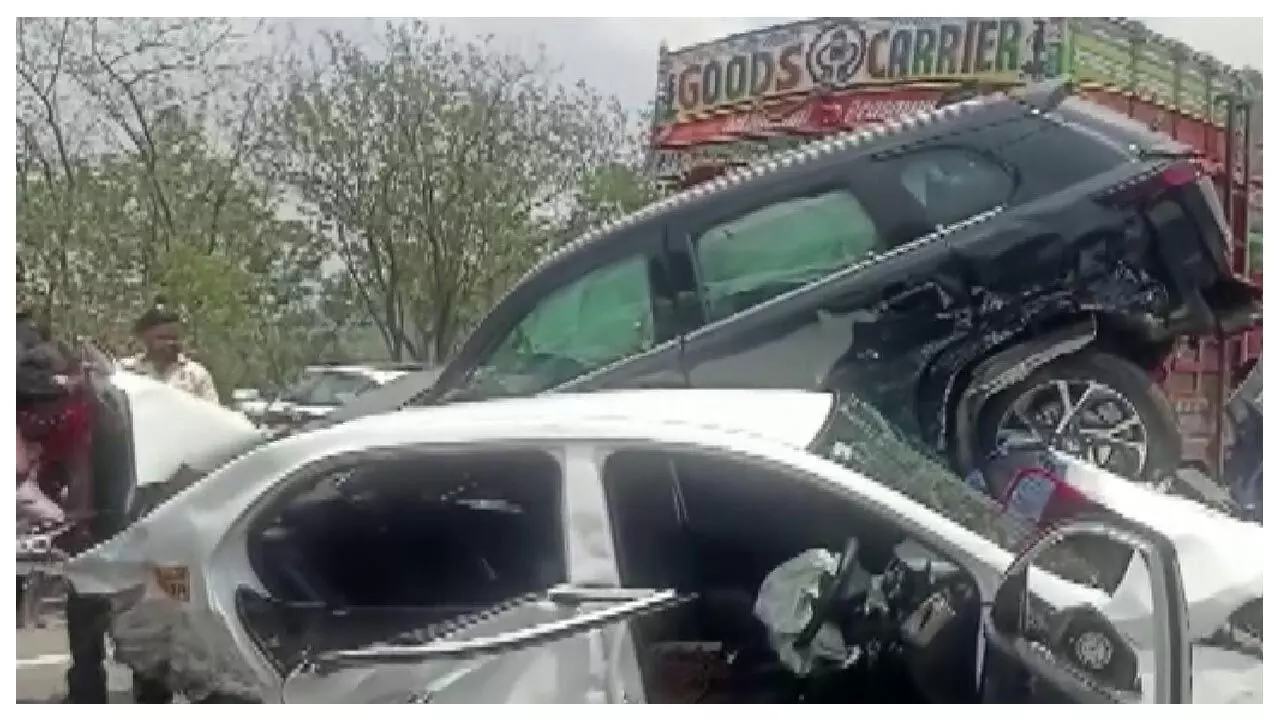 Khopoli Accident: महाराष्ट्र के खोपोली में मुंबई-पुणे एक्सप्रेस-वे पर 7 वाहनों की टक्कर, चार लोग घायल, लगा भीषण जाम Khopoli Accident: महाराष्ट्र के खोपोली में मुंबई-पुणे एक्सप्रेस-वे पर 7 वाहनों की टक्कर, चार लोग घायल, लगा भीषण जाम