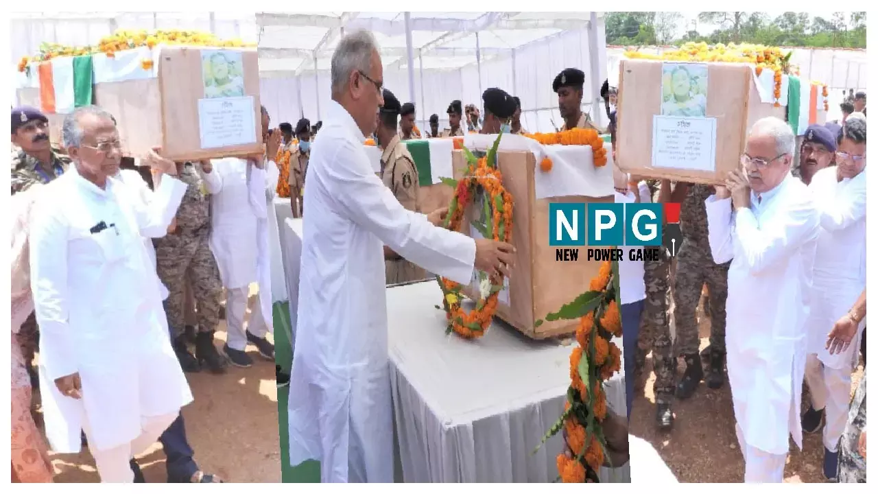 Chhattisgarh News: PHOTO-CM भूपेश ने दिया शहीद जवानों की अर्थी को कंधा, पार्थिव शवों को गृह ग्राम के लिए किया गया रवाना...