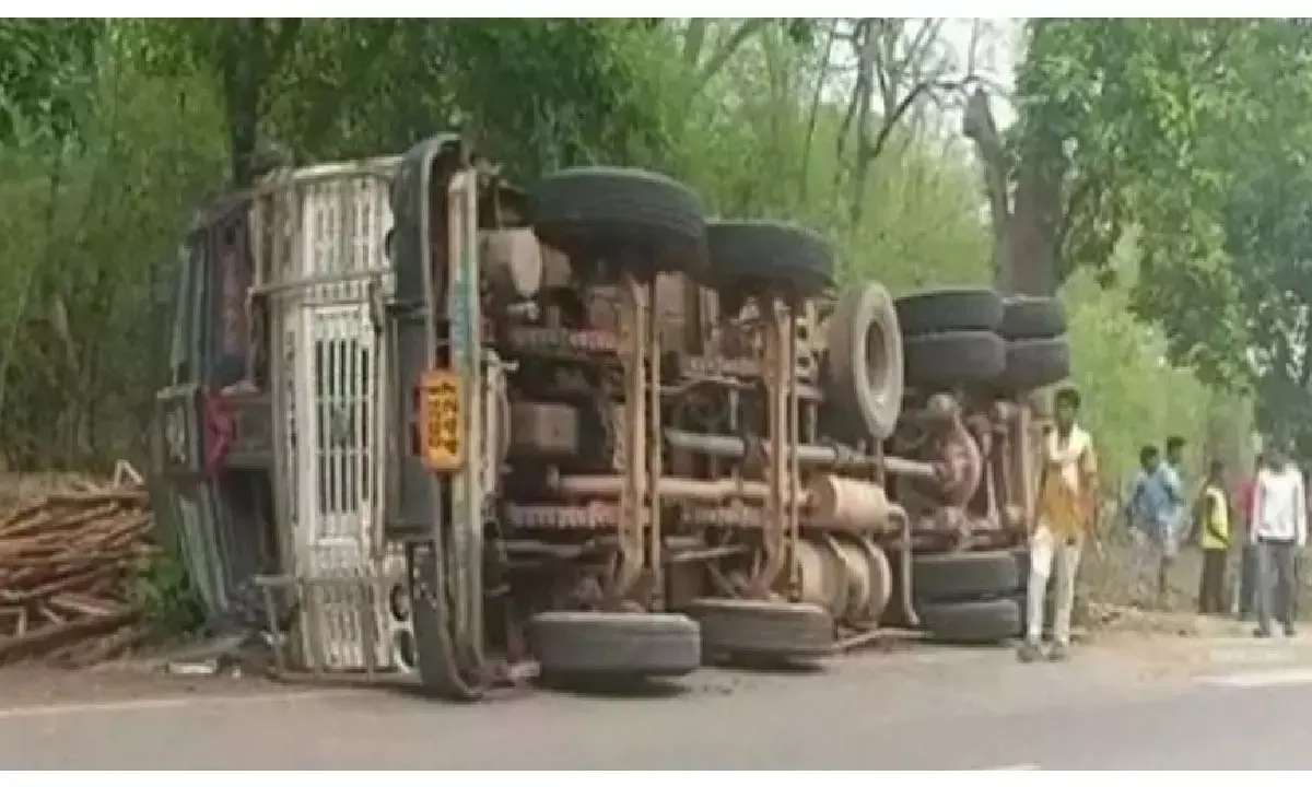 Dhamatri Road Accident: सड़क में ट्रक पलटने से नवोदय विद्यालय की परीक्षा दिलाने जा रहे छात्र की मौत, पिता सहित दो घायल...